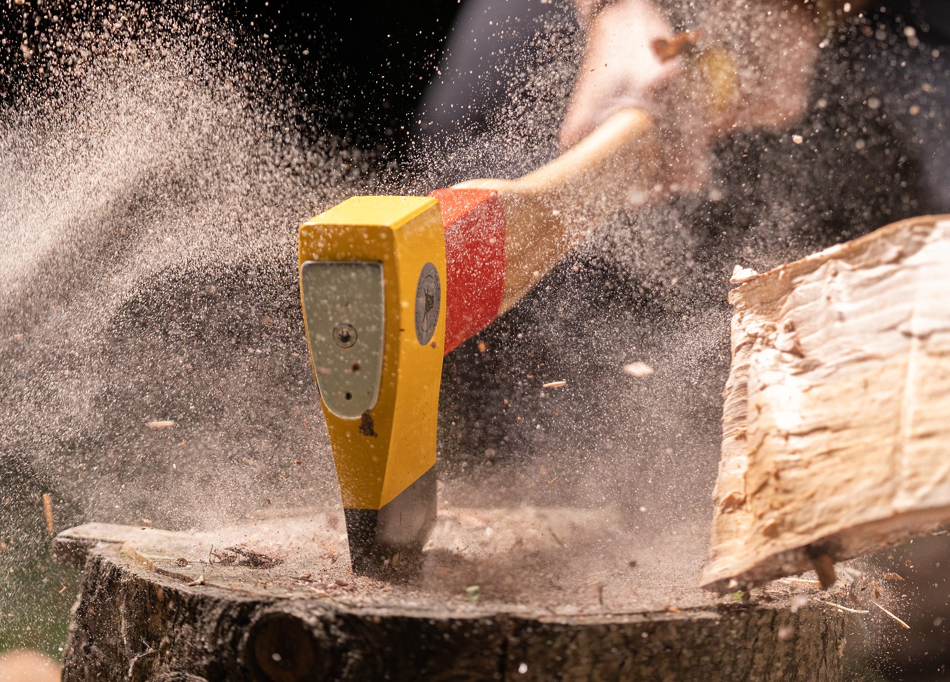 Produktfotografie für Ochsenkopf: Axt im Einsatz mit fliegenden Holzspänen